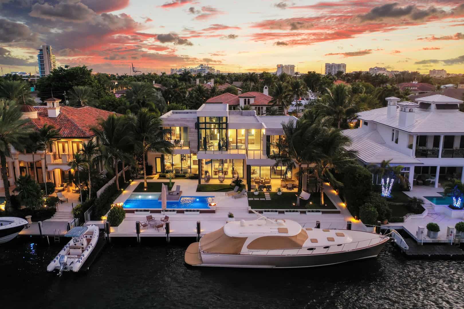 exterior of 奥兰多 FL waterfront home with yacht morred to private dock