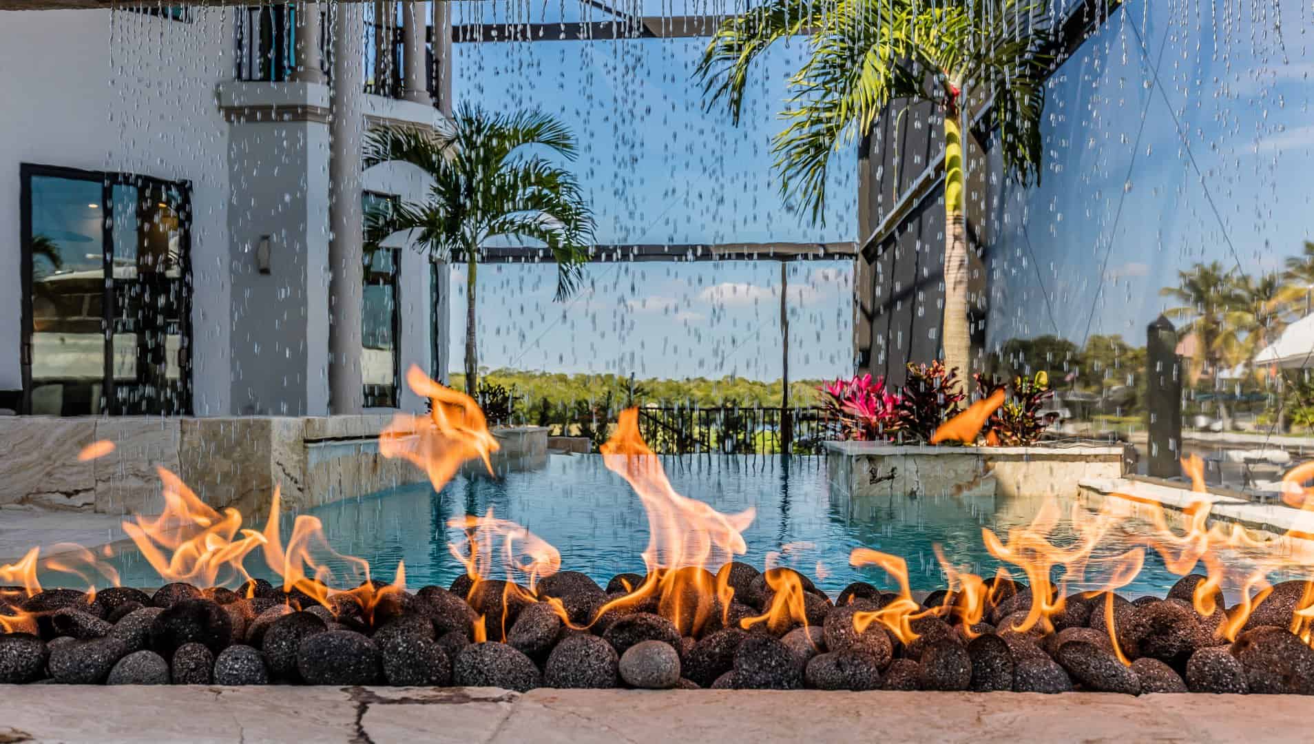 奥兰多 FL outdoor living room with pool and firepit