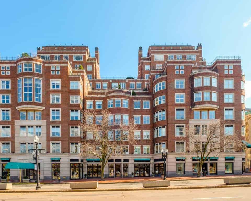 The Heritage on the Garden bow-front bays and retail arcade