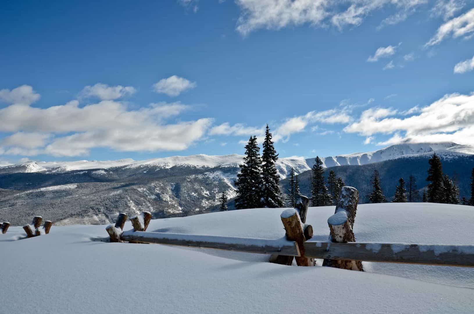 beautiful view for the mountains in the snow