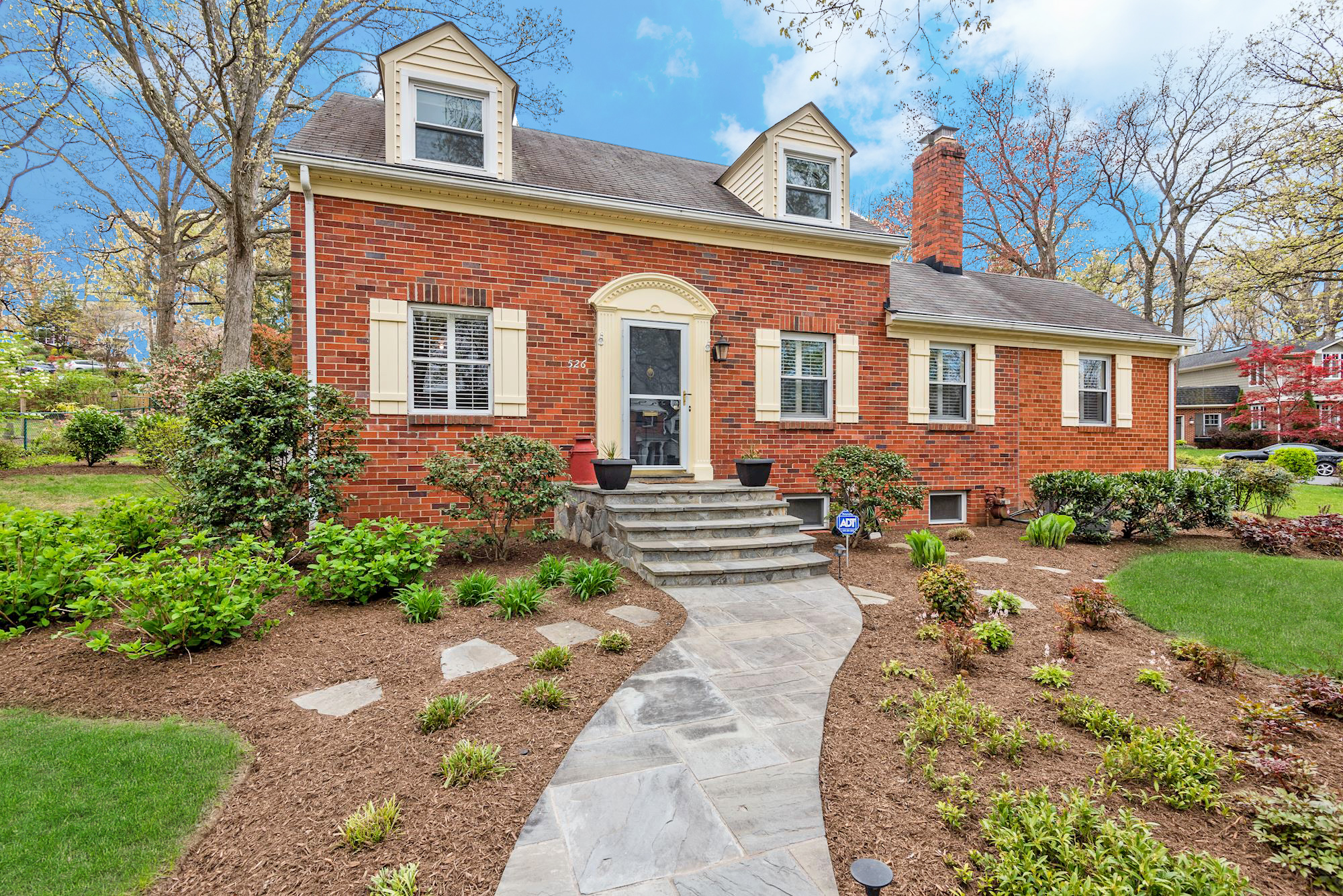 House with nice yard