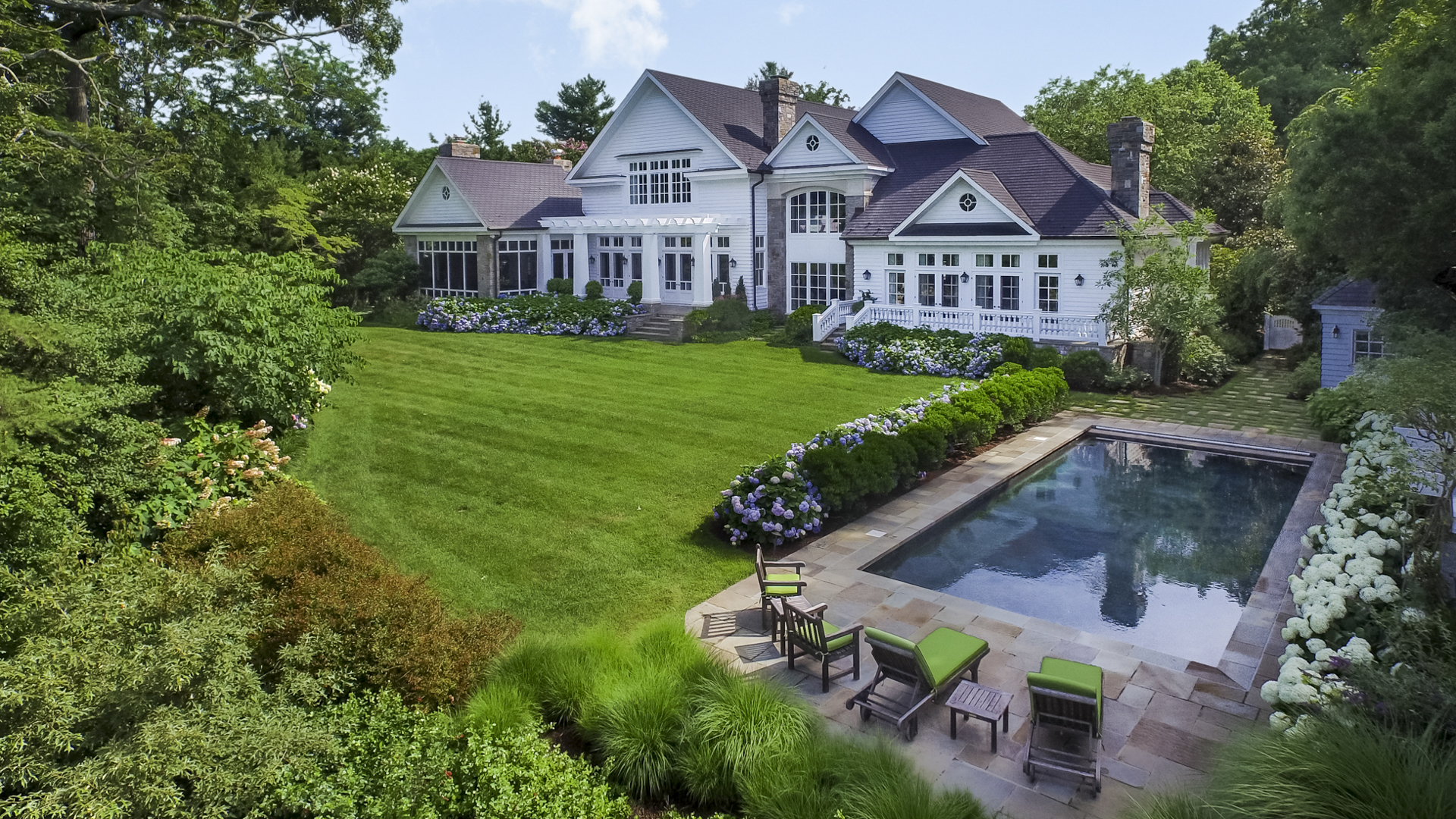 House yard with swimming pool